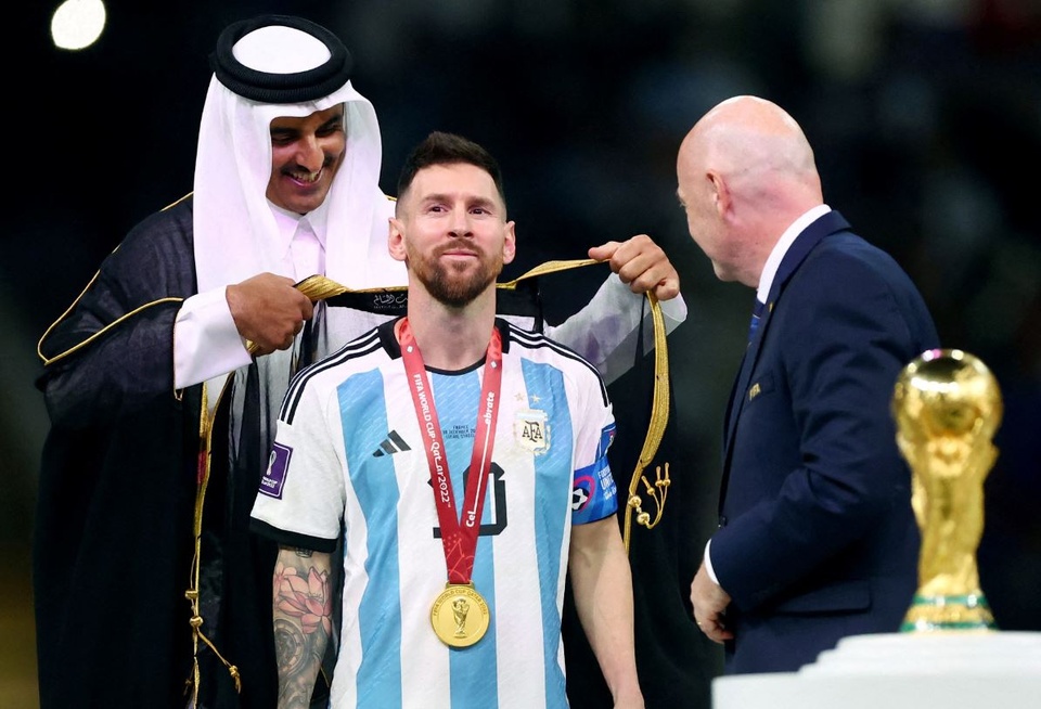 Qatar lên tiếng về chiếc áo choàng đen của Messi - Bóng Đá