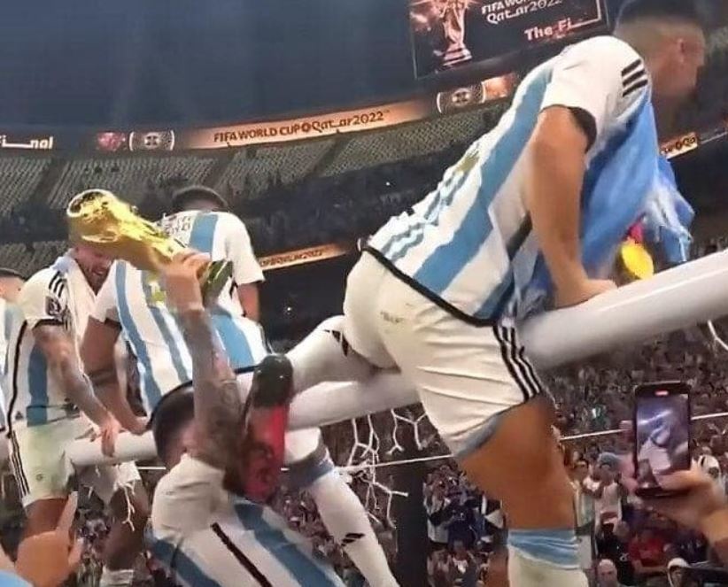 Lautaro Martinez vung chân vào mặt Messi khi ăn mừng - Bóng Đá