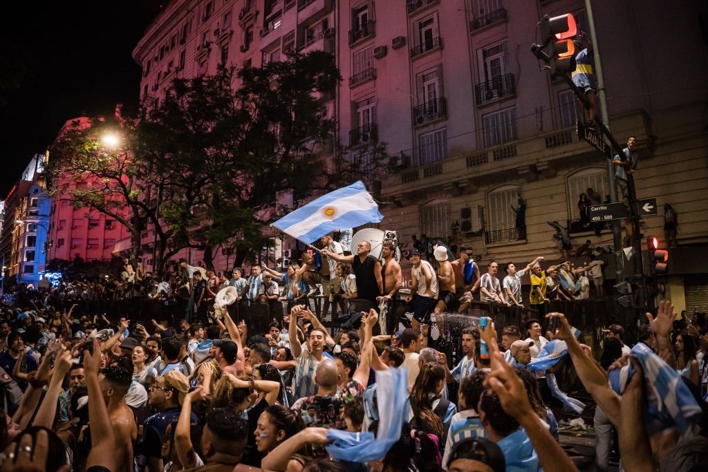 Biển người chờ đón tuyển Argentina về nước - Bóng Đá