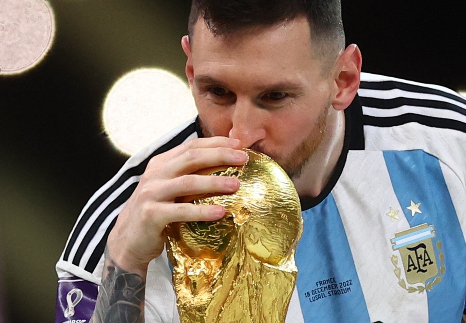 Có một cuộc tranh luận đã khép lại khi Messi nâng cúp vàng World Cup - Bóng Đá