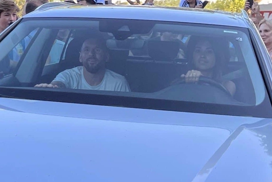 Messi ngồi xe vợ lái về thăm quê nhà - Bóng Đá