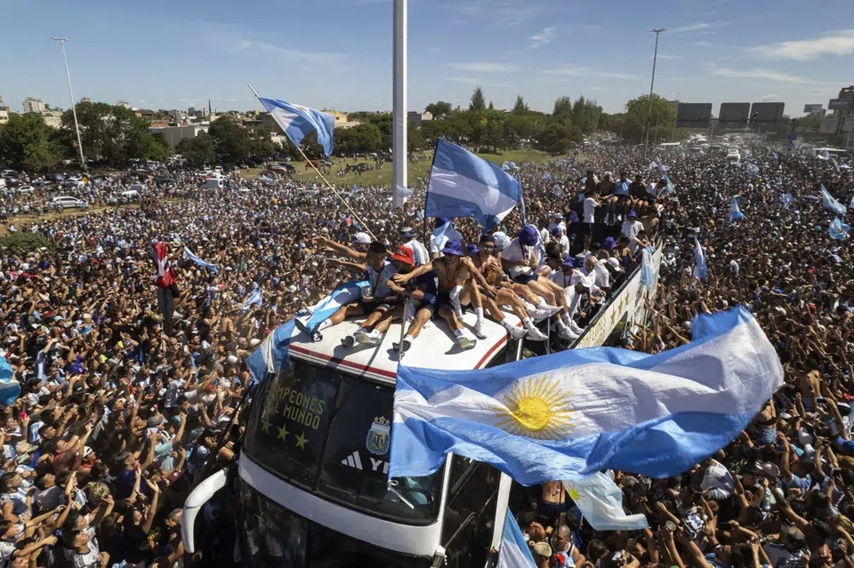 Tuyển Argentina bỏ dở cuộc diễu hành trên xe buýt - Bóng Đá