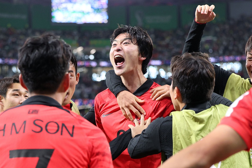 Cho Gue-sung góp công giúp ĐT Hàn Quốc vào vòng 1/8 World Cup 2022.
