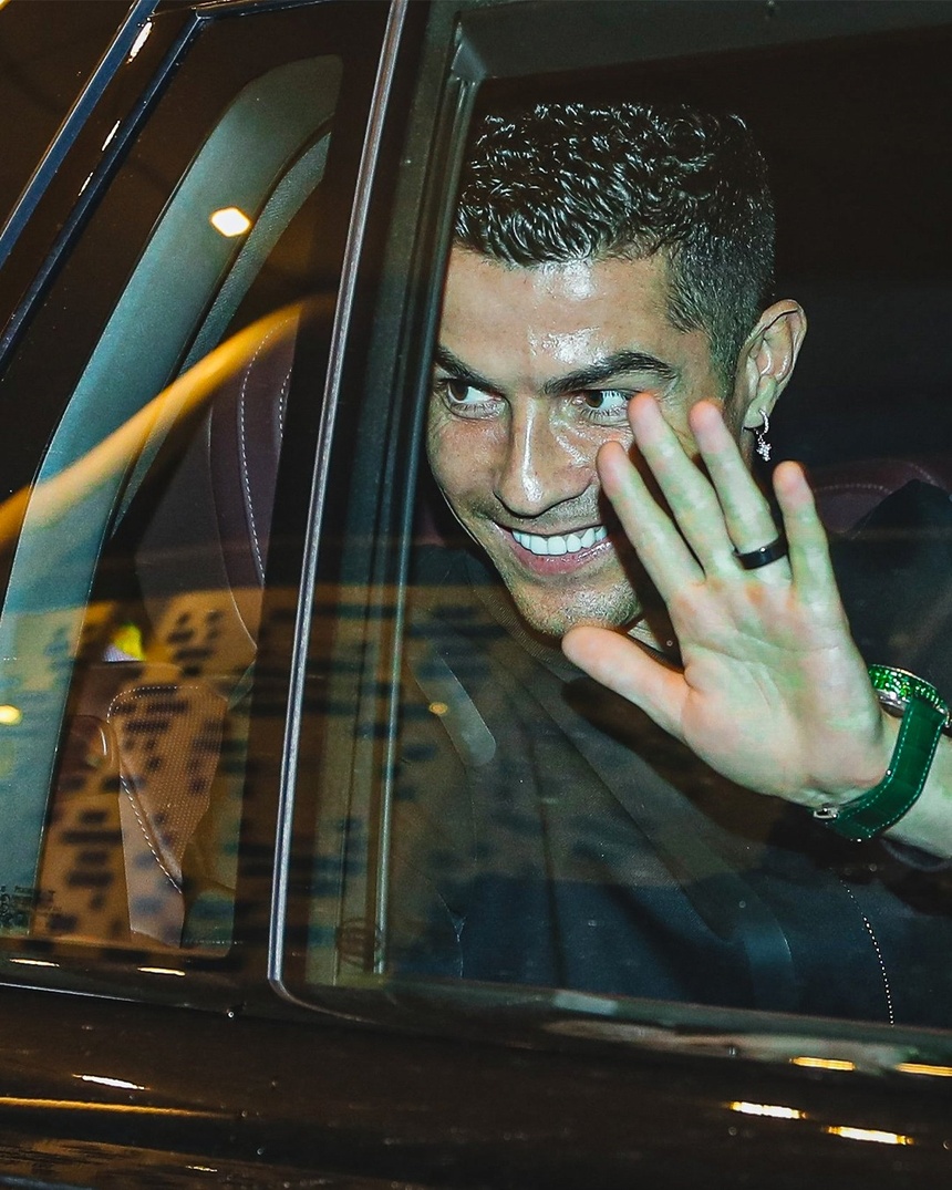 Ronaldo rạng rỡ khi đến Saudi Arabia - Bóng Đá