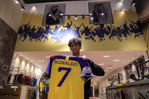 Ronaldo rạng rỡ khi đến Saudi Arabia - Bóng Đá