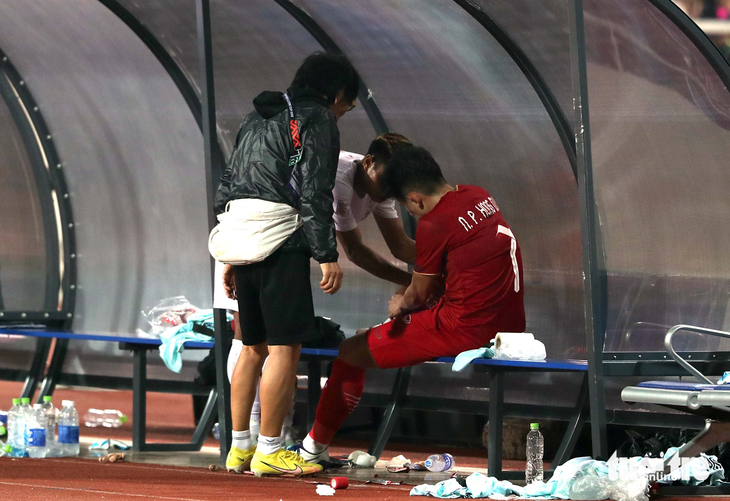 Phạm lỗi thô bạo, cầu thủ Myanmar có hành động với hậu vệ Việt Nam - Bóng Đá