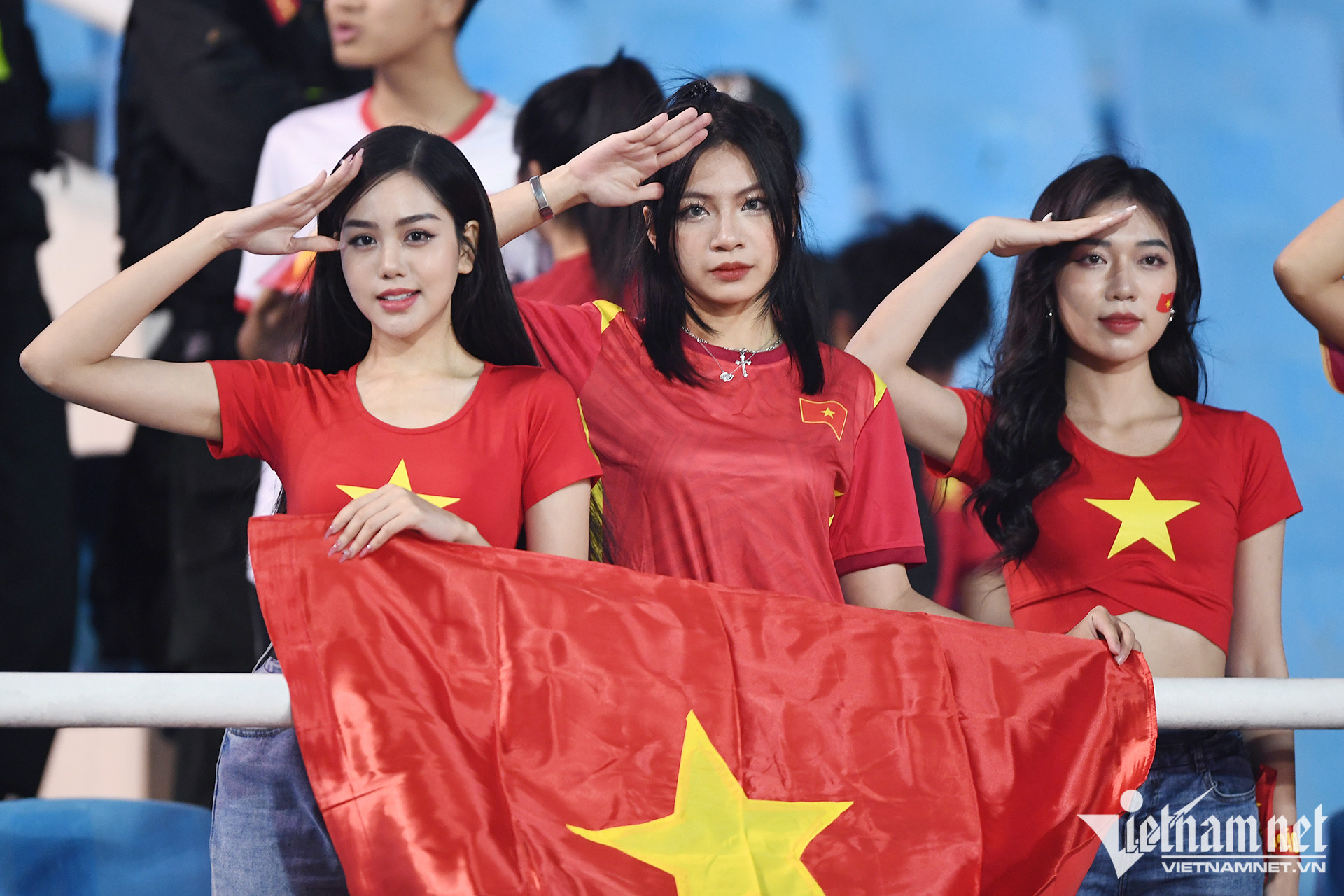 Những cô gái xinh đẹp 'nóng cùng AFF Cup' trên sân Mỹ Đình - Bóng Đá