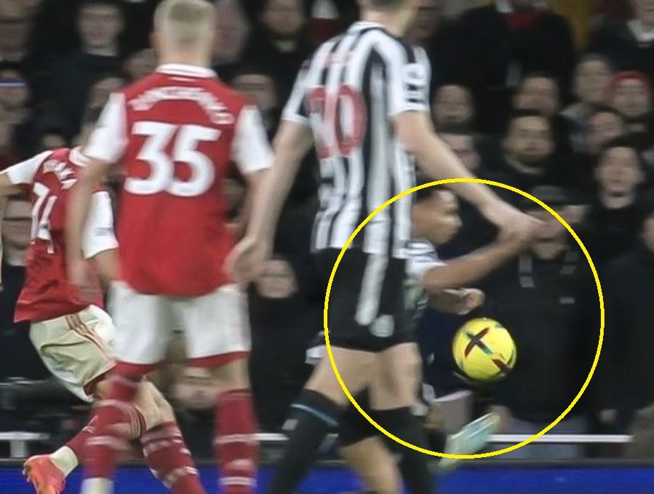 Cầu thủ Arsenal vây trọng tài sau hàng loạt quyết định gây tranh cãi - Bóng Đá