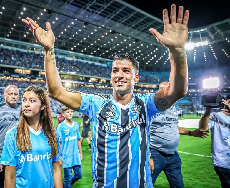 Suarez bật khóc trước 60.000 CĐV đội bóng mới - Bóng Đá
