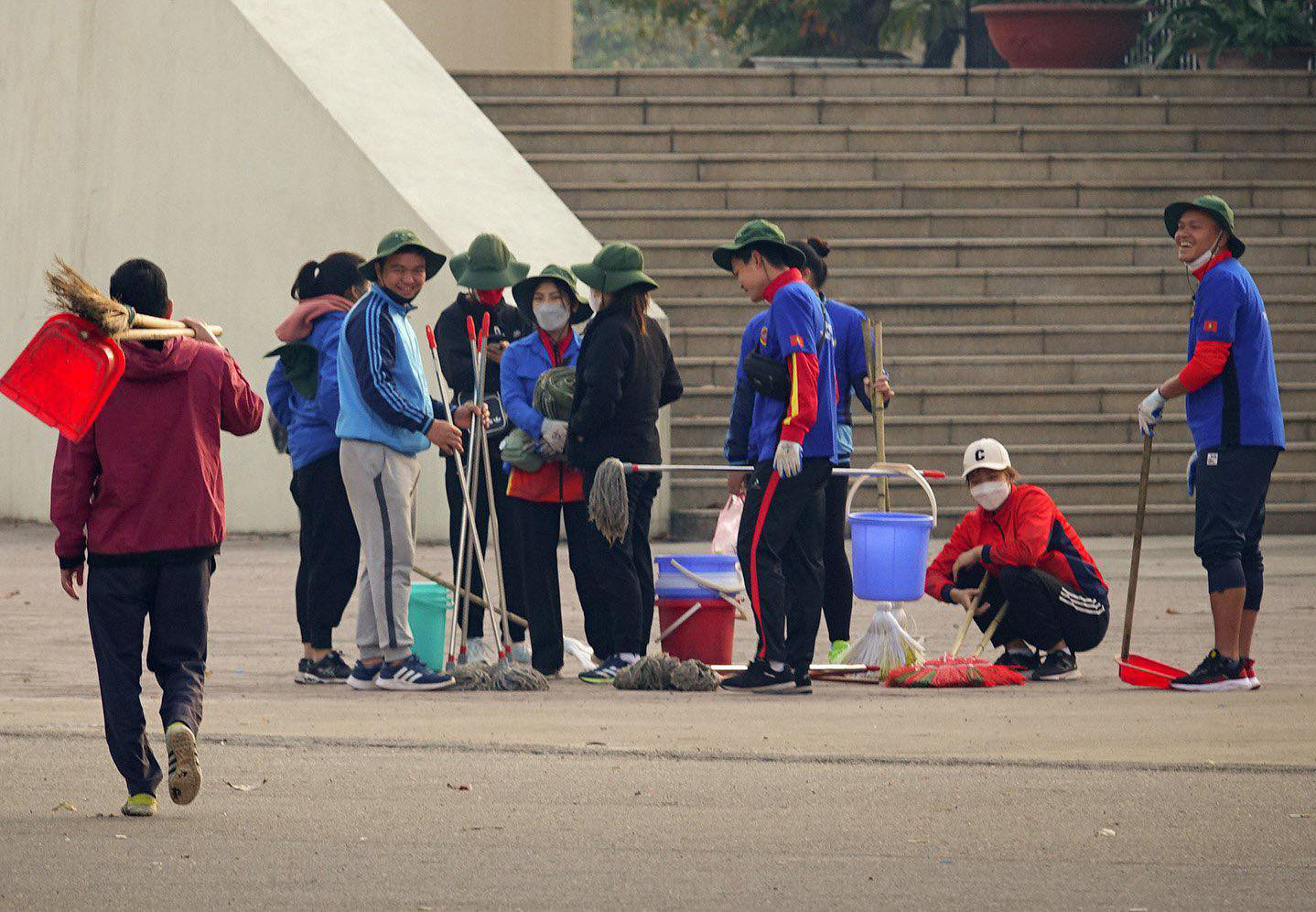 Huy động sinh viên dọn rác sân Mỹ Đình - Bóng Đá