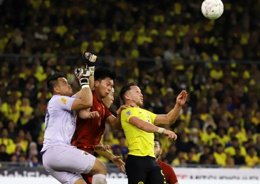 Trọng tài gây tranh cãi ở trận thua của Thái Lan - Bóng Đá