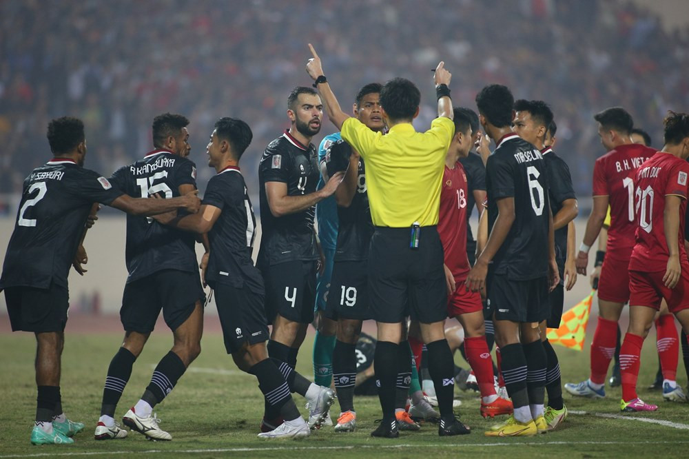 Cầu thủ Indonesia đóng kịch, cài bẫy Văn Hậu bất thành - Bóng Đá