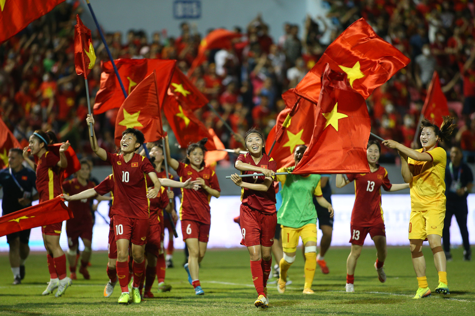 Tuyển nữ Việt Nam tiên phong đi World Cup, chờ 'cú hích' bóng đá nam - Bóng Đá