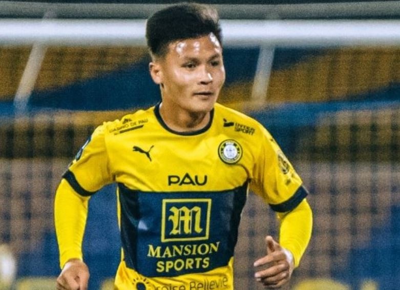 Quang Hải không được chạm bóng khi ra sân cho Pau - Bóng Đá