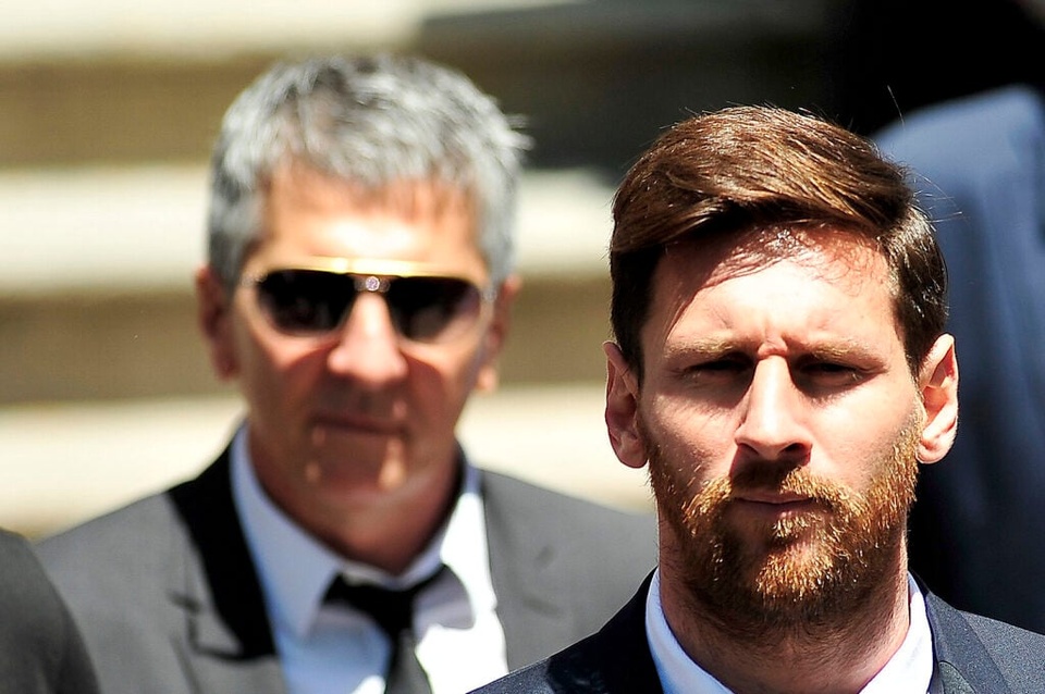 Cha Messi đến Barcelona sau cuộc gặp lãnh đạo PSG - Bóng Đá