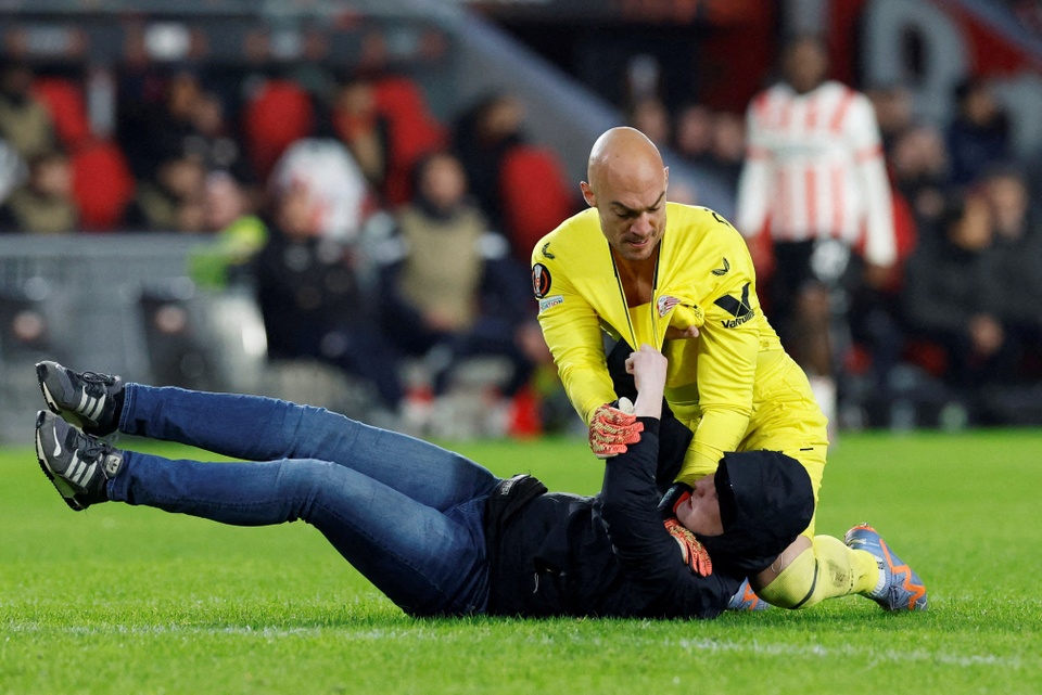 Cổ động viên PSV lao xuống sân, đấm thủ môn Sevilla - Bóng Đá