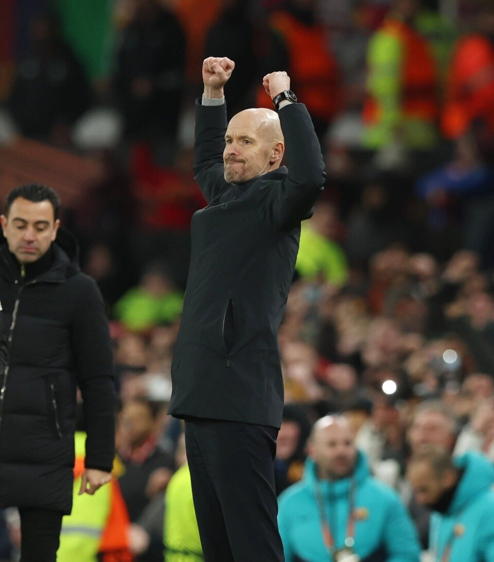 Ten Hag ăn mừng ngoài đường biên.