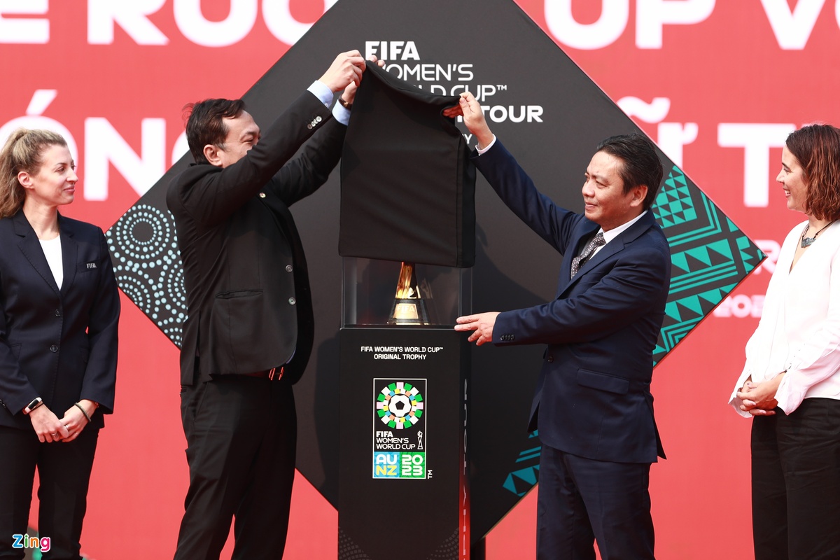 HLV Troussier cùng ông Mai Đức Chung dự lễ rước Cúp vàng World Cup - Bóng Đá