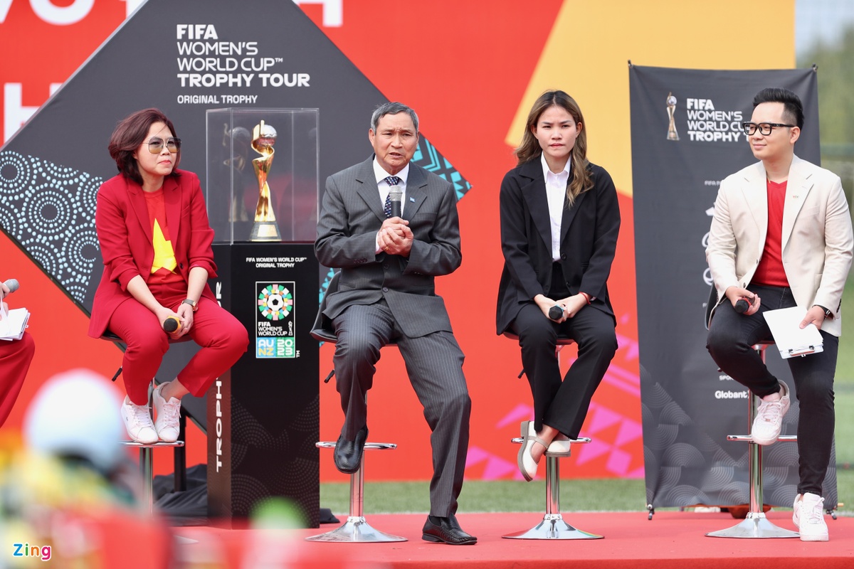 HLV Troussier cùng ông Mai Đức Chung dự lễ rước Cúp vàng World Cup - Bóng Đá