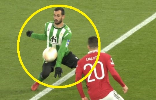 Tình huống khống chế bóng trước khi kiến tạo của Juanmi.