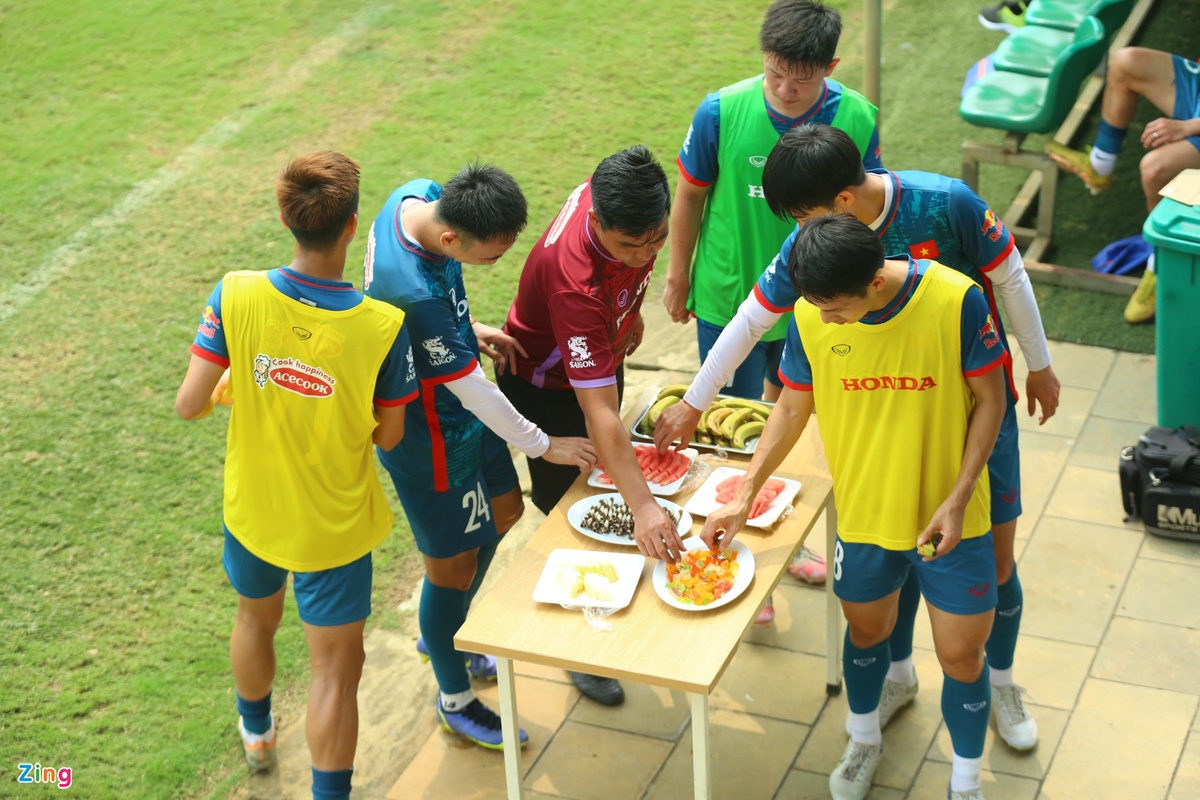 Bánh quế, chip chip trong buổi tập của tuyển Việt Nam và U23 - Bóng Đá
