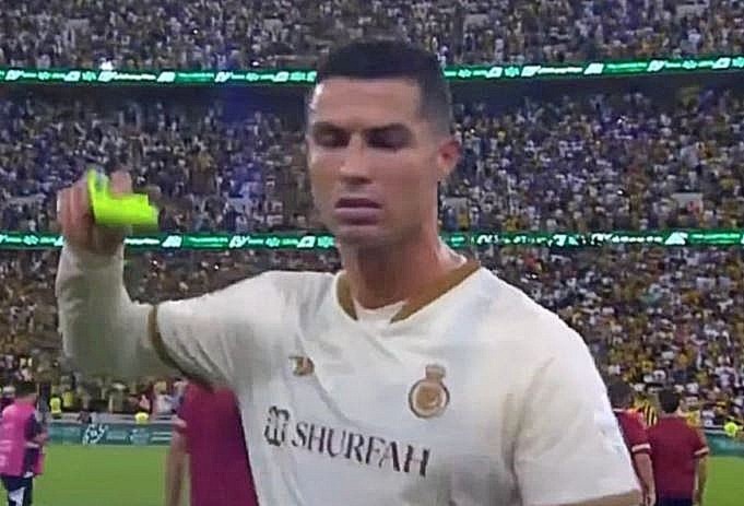 Ronaldo ném băng đội trưởng khi bị CĐV la ó - Bóng Đá