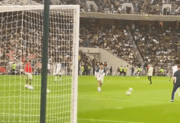 Ronaldo sút bóng vào CĐV - Bóng Đá