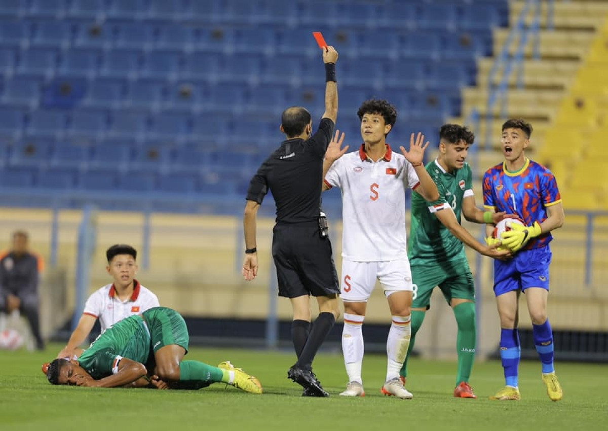 Trọng tài rút nhầm thẻ đỏ khiến cầu thủ U23 Việt Nam ngỡ ngàng - Bóng Đá