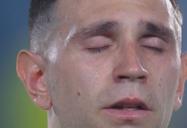 Emiliano Martinez bật khóc trong trận giao hữu - Bóng Đá