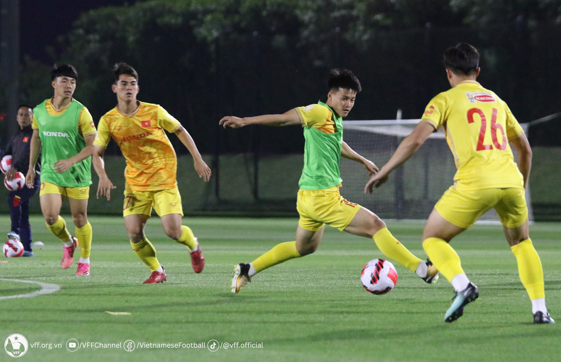 HLV Philippe Troussier 'chỉnh' cầu thủ U23 Việt Nam trước trận gặp UAE - Bóng Đá