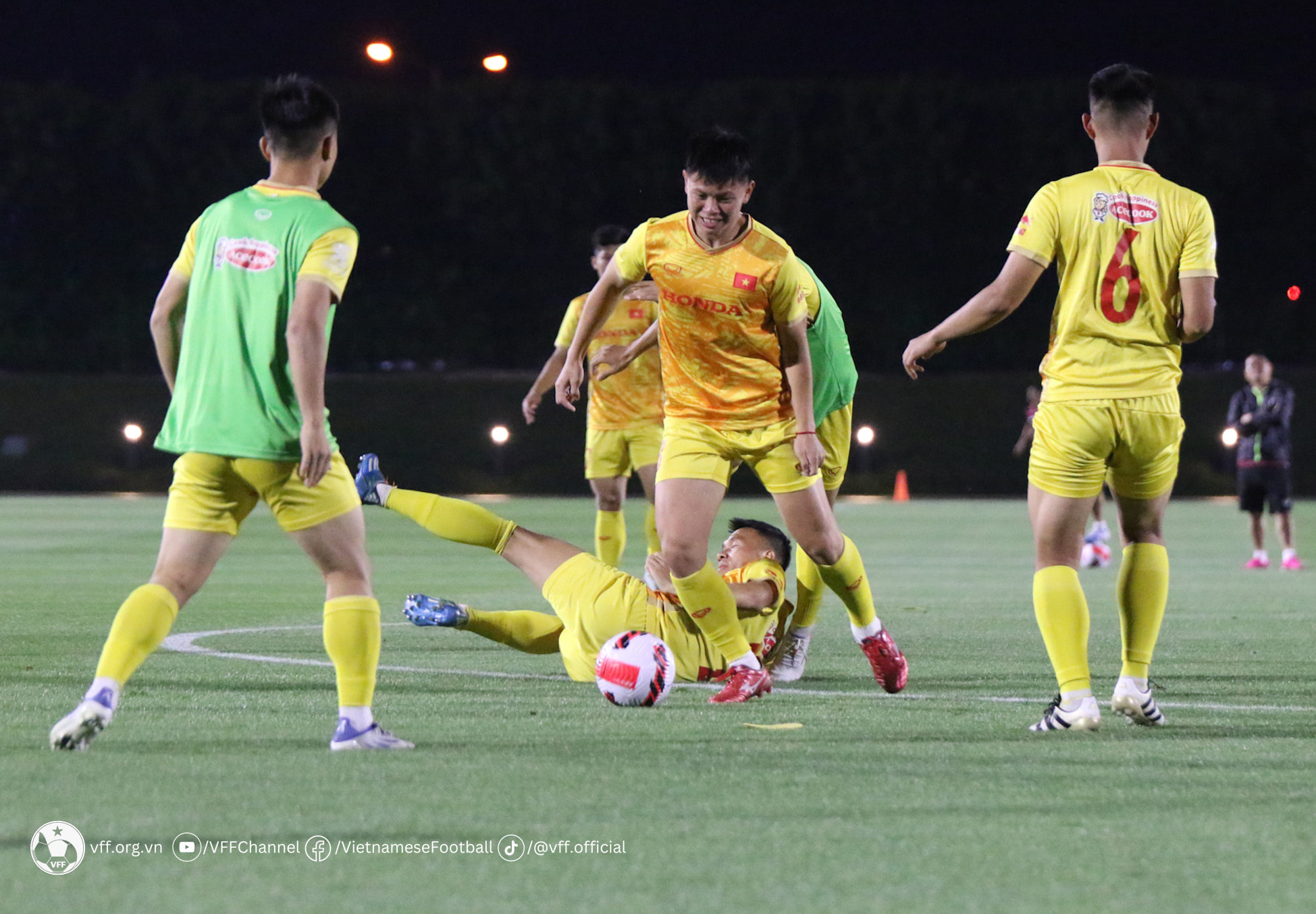 HLV Philippe Troussier 'chỉnh' cầu thủ U23 Việt Nam trước trận gặp UAE - Bóng Đá