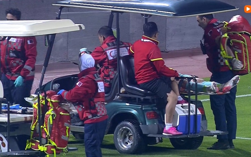 Thủ môn U23 Việt Nam nhập viện sau khi đập đầu vào cột - Bóng Đá