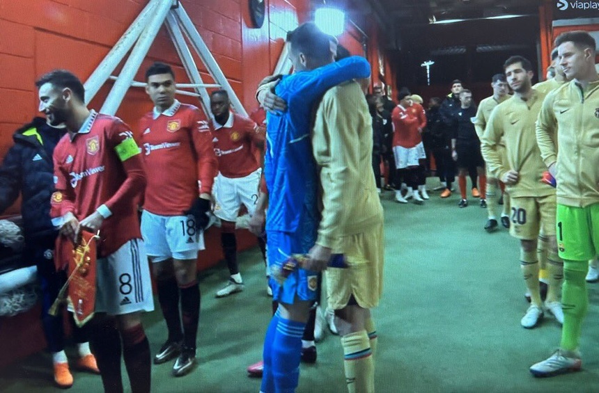 Phản ứng của Casemiro khi De Gea ôm cựu cầu thủ Barca - Bóng Đá