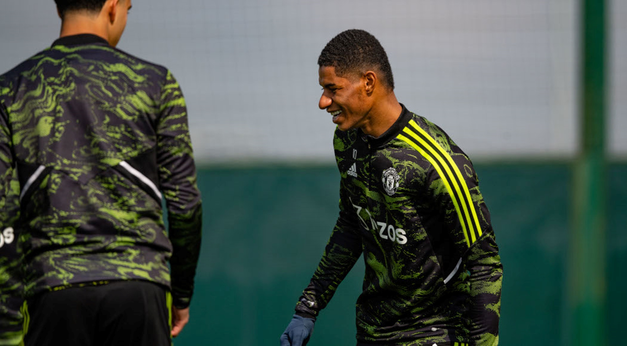 Rashford tươi rói trên sân tập.