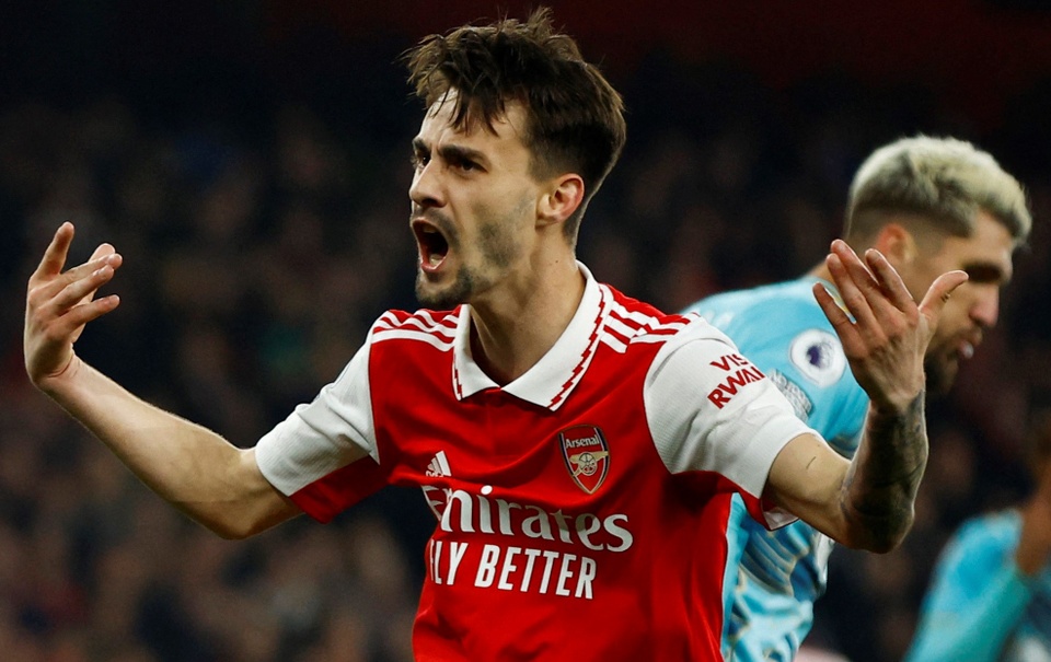 Arsenal là đội Ngoại hạng Anh đầu tiên có vé dự Champions League.