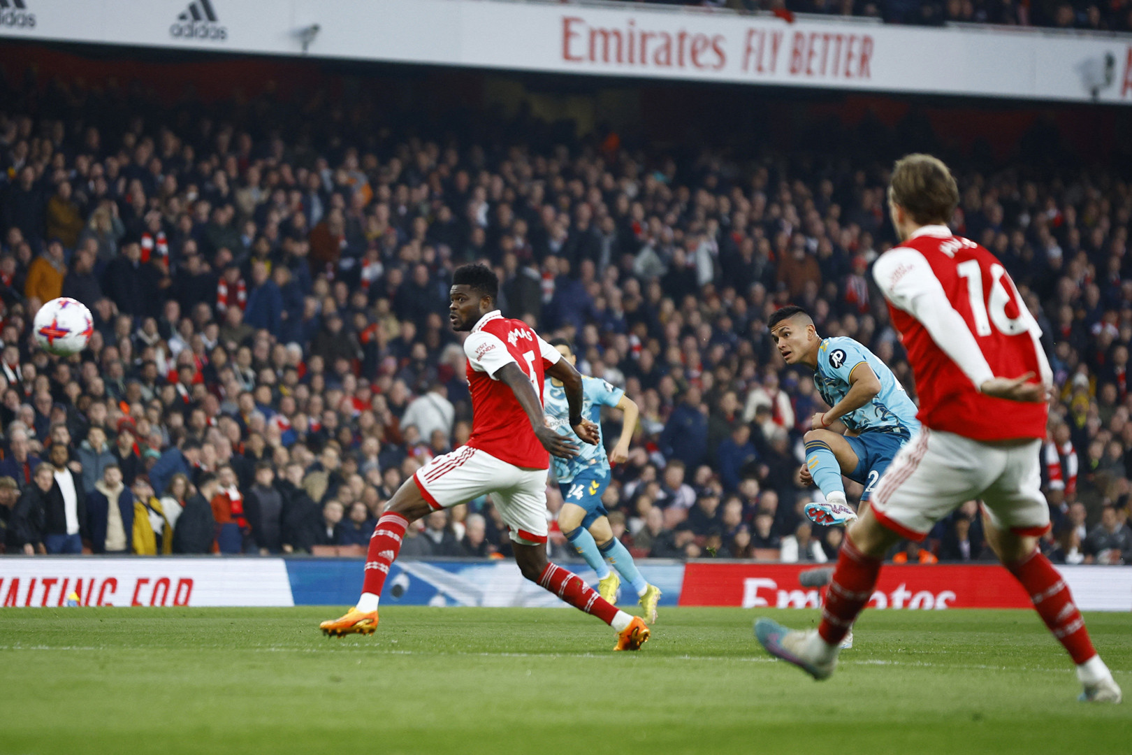 Arsenal hòa đội chót bảng: Run rẩy đấu Man City - Bóng Đá