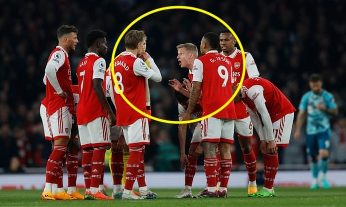 Cầu thủ Arsenal họp đội ngay trên sân - Bóng Đá