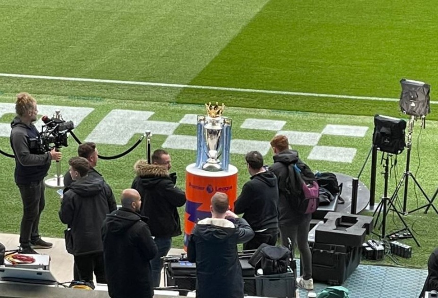 Man City mang cúp vô địch ra trưng trước khi nhấn chìm Arsenal - Bóng Đá