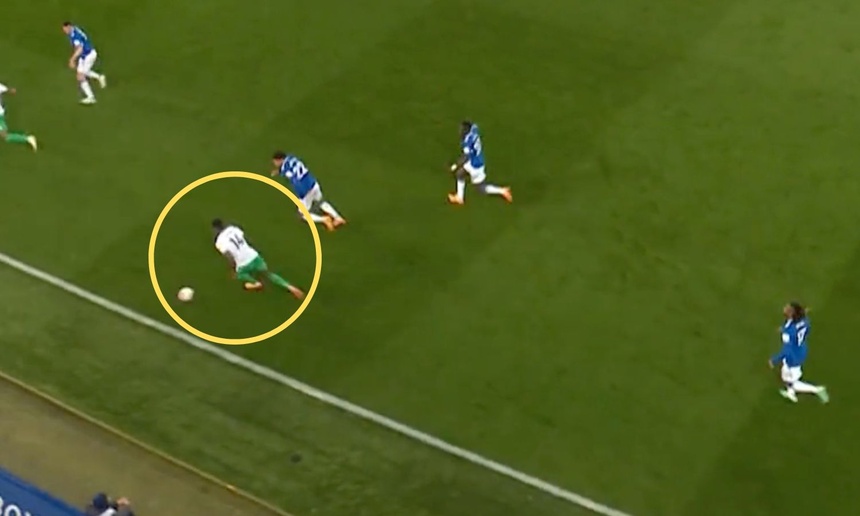 Isak nhận bóng từ giữa sân trước khi đi bóng qua hàng loạt cầu thủ Everton.