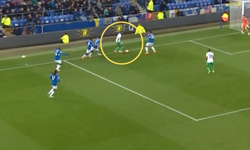 Anh kiến tạo cho đồng đội ghi bàn thứ 4 vào lưới Everton.