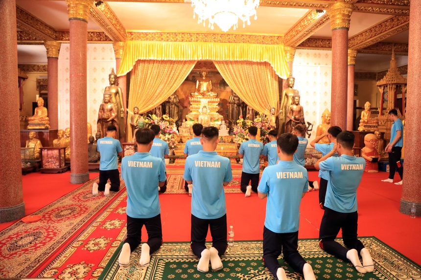 U22 Việt Nam đi chùa ở Campuchia - Bóng Đá