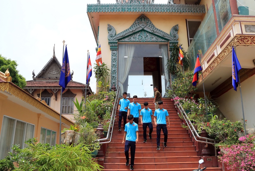 U22 Việt Nam đi chùa ở Campuchia - Bóng Đá