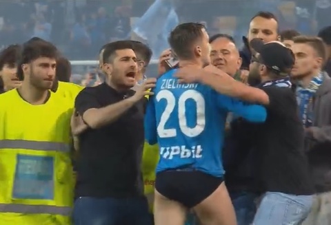 Sao Napoli bị CĐV lột quần áo sau khi vô địch - Bóng Đá