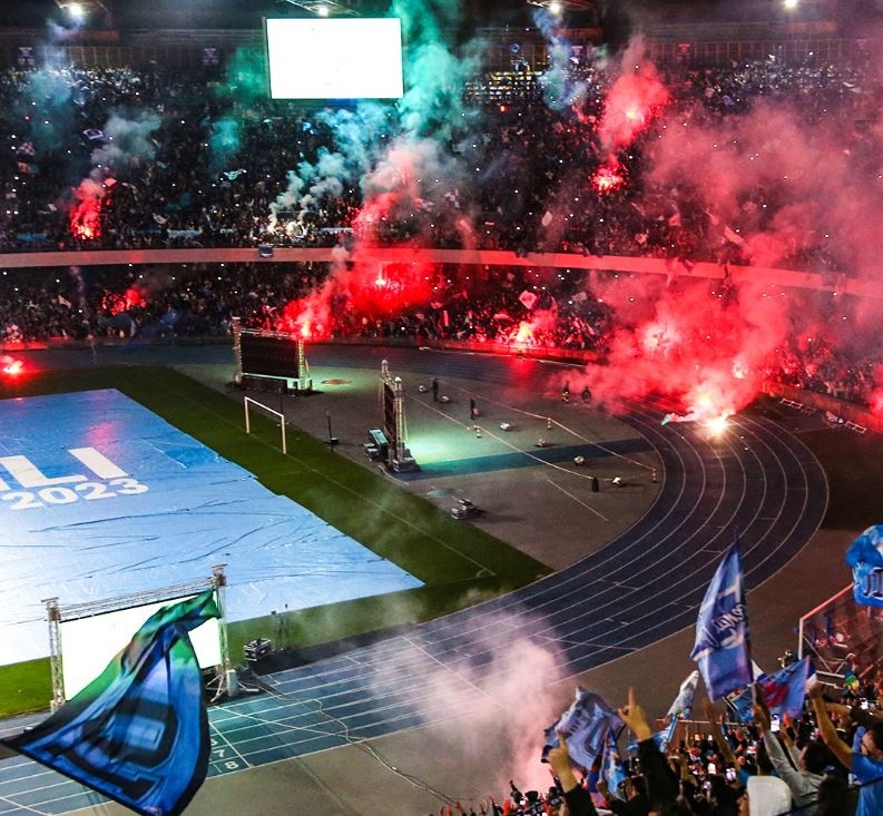 Biển người ăn mừng Napoli vô địch Serie A sau 33 năm - Bóng Đá