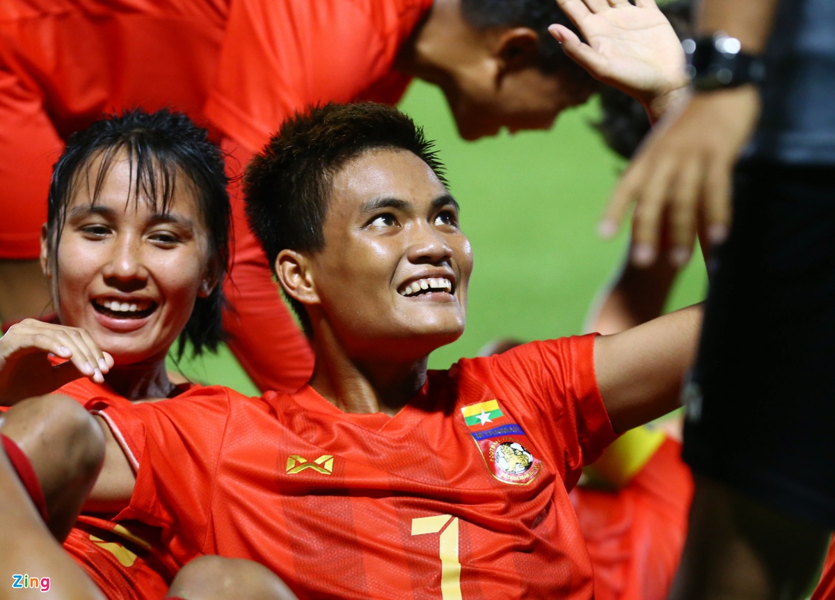 Cầu thủ nữ Thái Lan khóc ròng sau trận thua ngược Myanmar - Bóng Đá