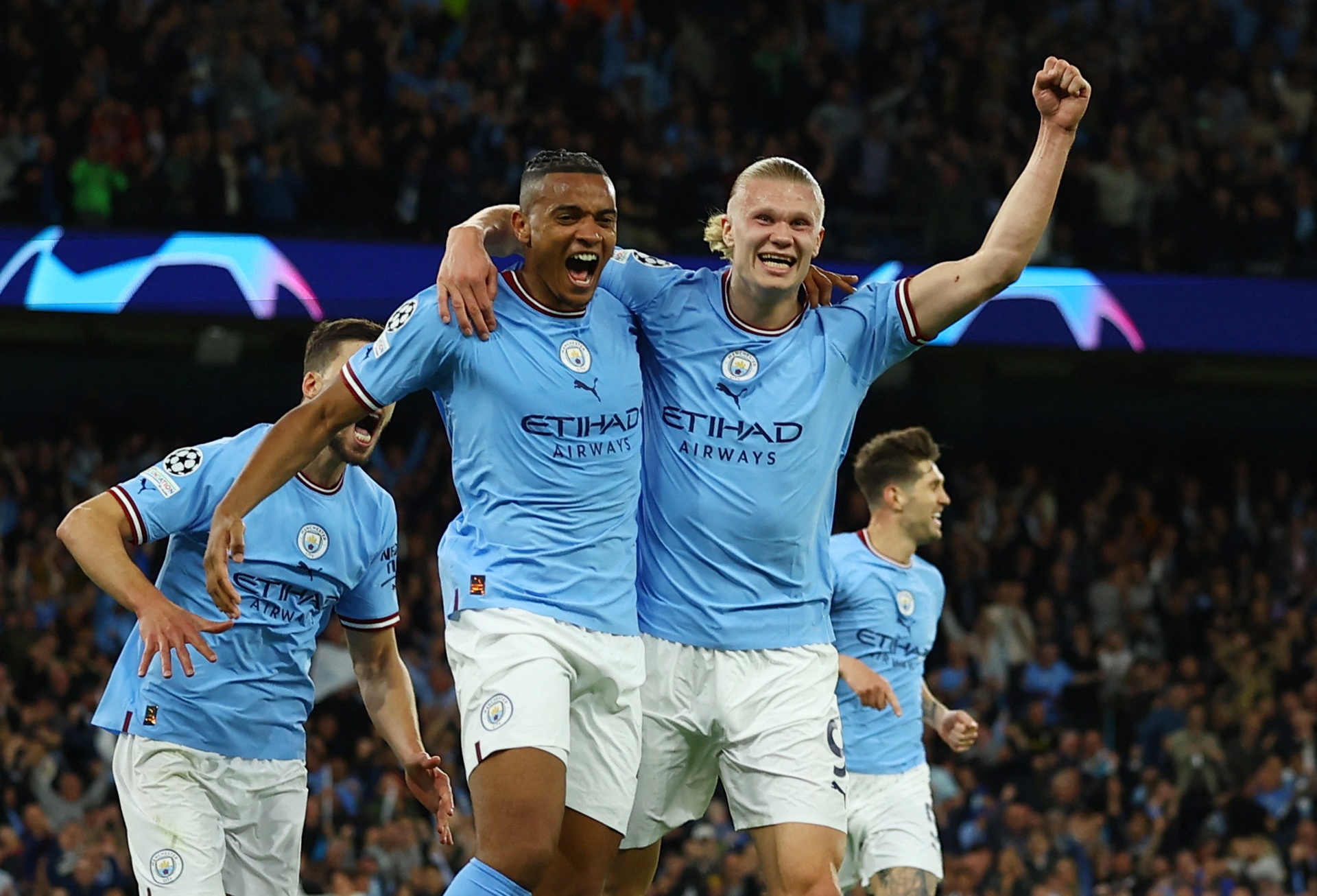 Man City đương đầu với sức ép quá tốt. Họ bình thản trước bão tố, để rồi từng bước vượt qua khó khăn. Ảnh: Reuters.