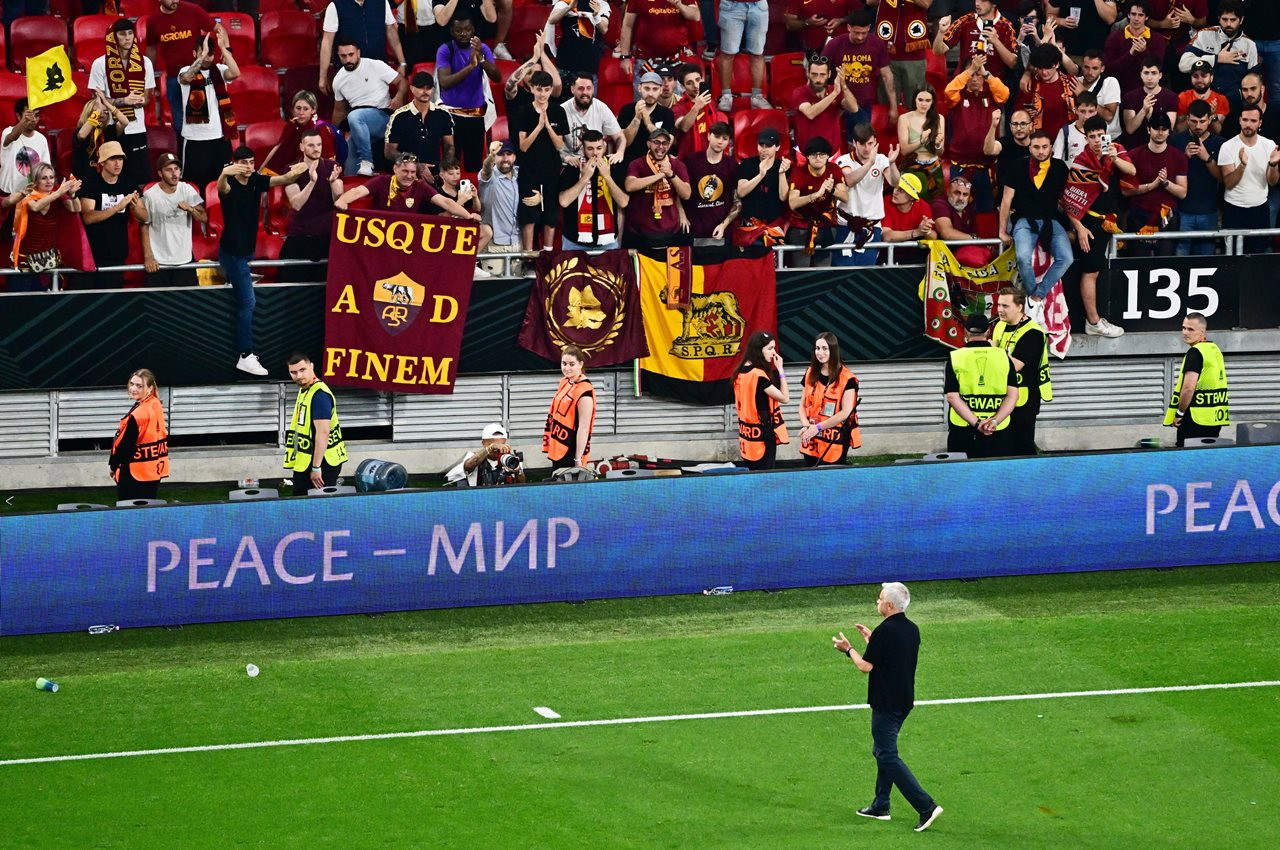 HLV Mourinho ném huy chương á quân Europa League lên khán đài - Bóng Đá