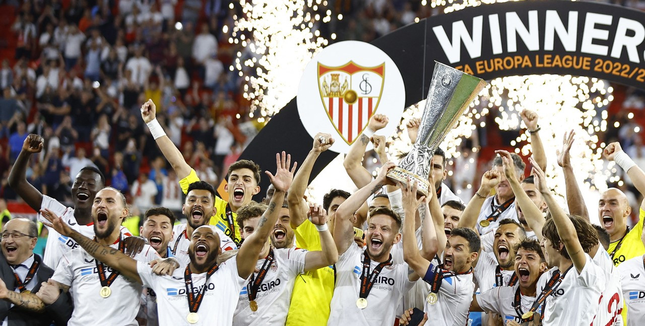 Khoảnh khắc Sevilla lần thứ 7 ẵm cúp Europa League - Bóng Đá