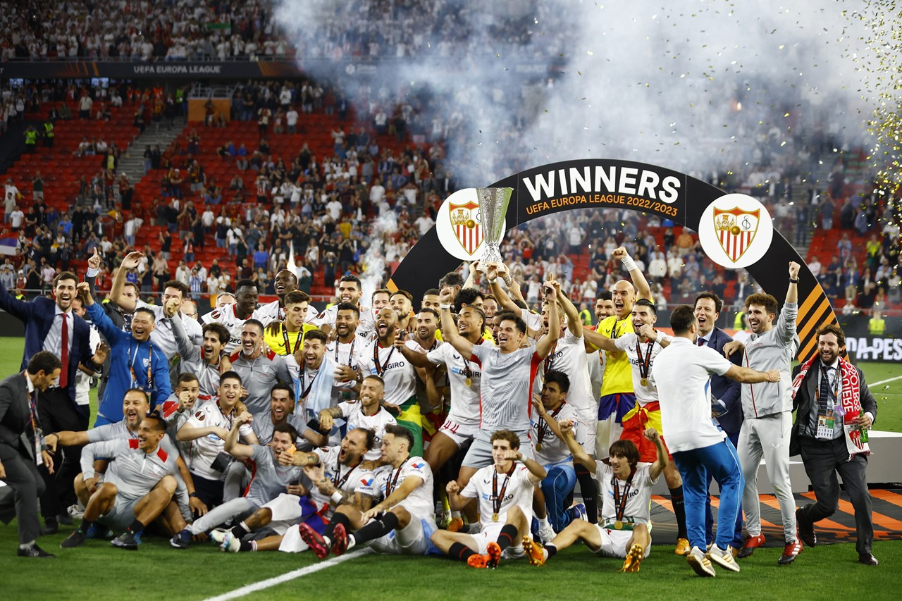 Khoảnh khắc Sevilla lần thứ 7 ẵm cúp Europa League - Bóng Đá