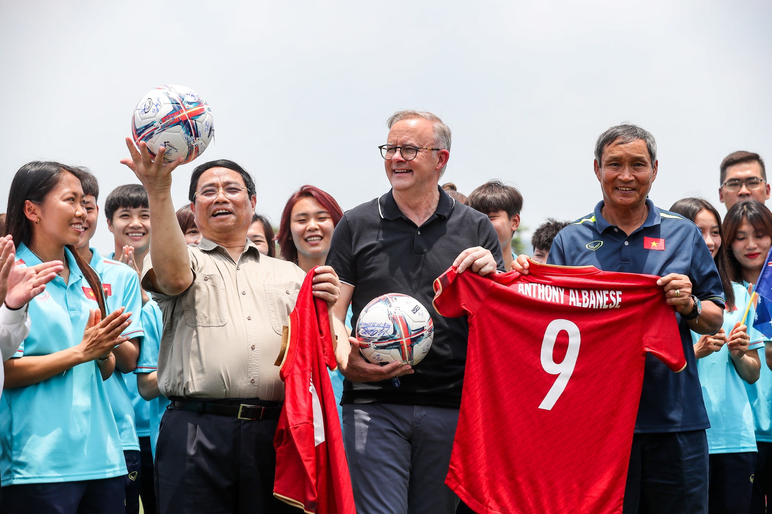 Hai Thủ tướng Việt Nam và Australia thích thú với món quà từ tuyển bóng đá nữ - Bóng Đá
